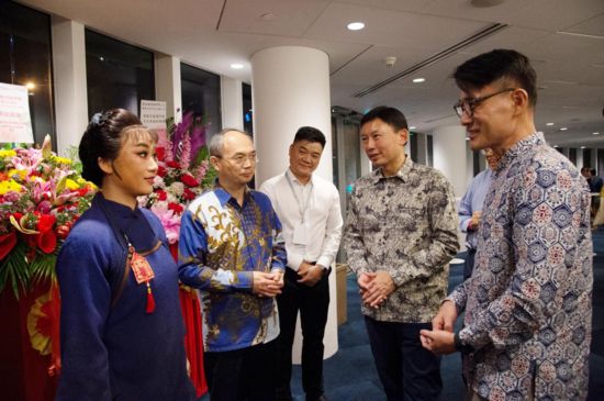 演出开始前，曹忠明同徐芳达、马炎庆及《红头巾》主演曾小敏等交流。（广东粤剧院供图）