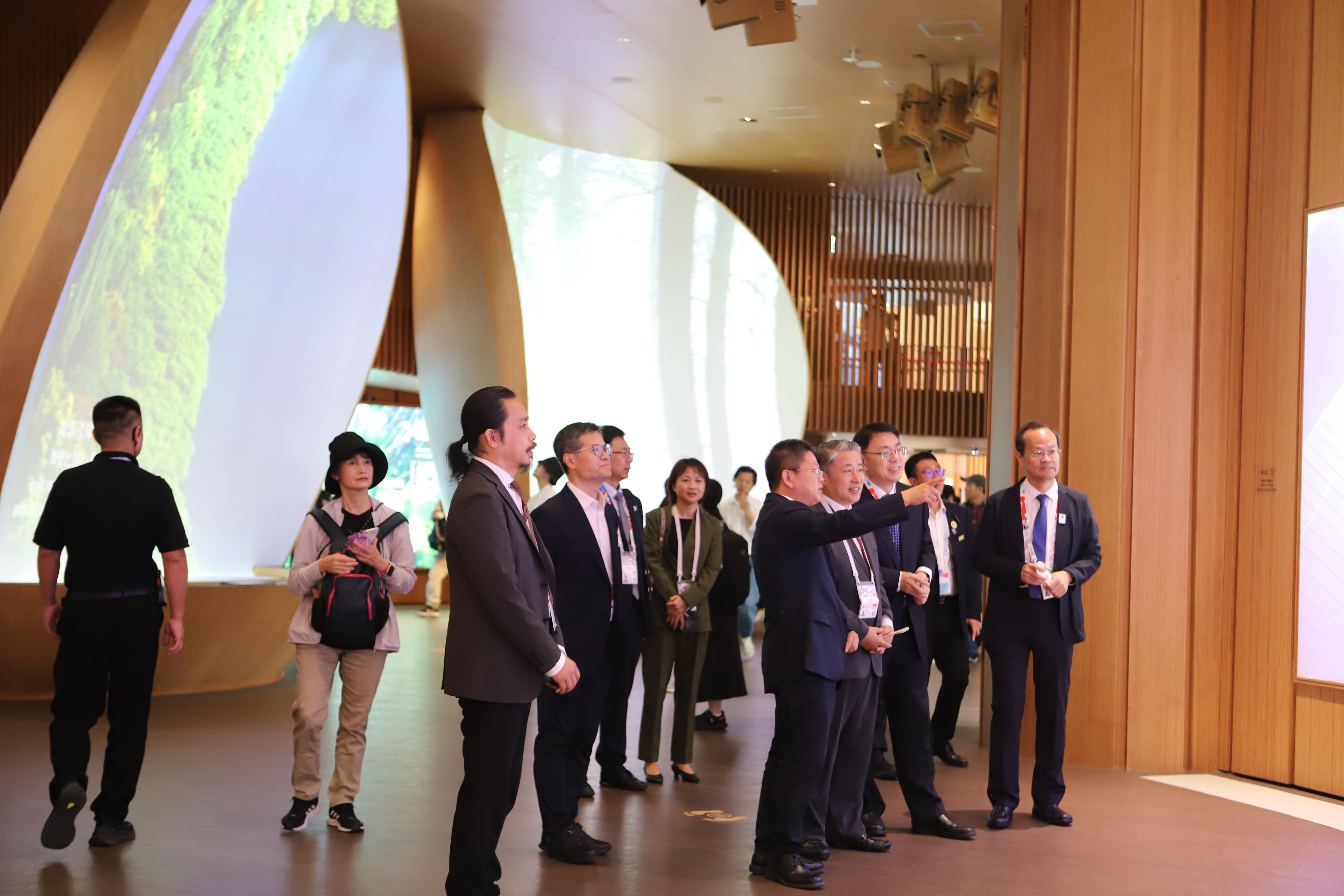 参观者正在中国馆内了解绿色建筑特色。 受访者供图