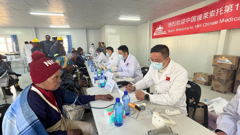 中国医疗队为当地居民诊疗。人民网记者 邹松摄