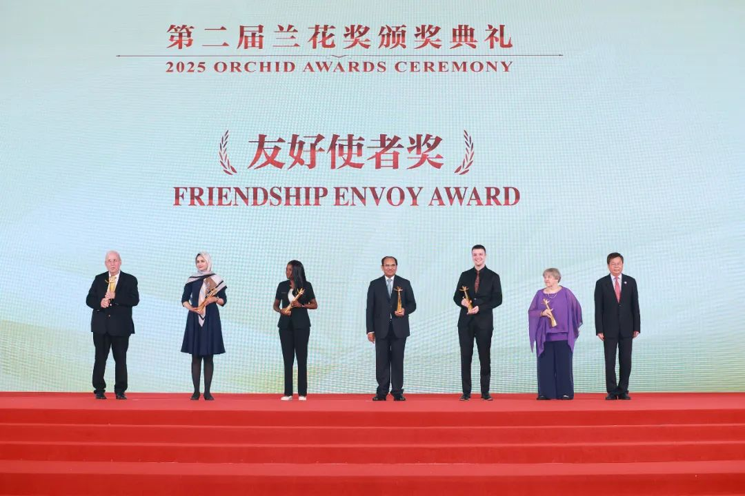 司徒建国现场领奖(右三)