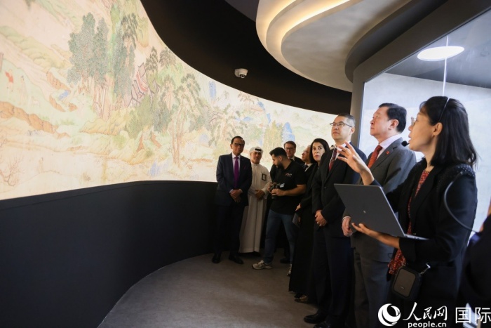 嘉宾参观“天地同和—中国古代乐器展”。人民网记者任皓宇摄