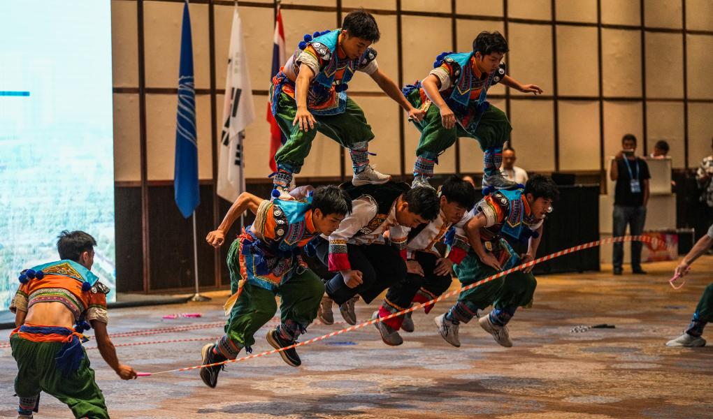 7月24日,演员在2025中国-东盟教育交流周青少年跳绳邀请赛开幕式上表演花样跳绳。新华社记者 陶亮 摄