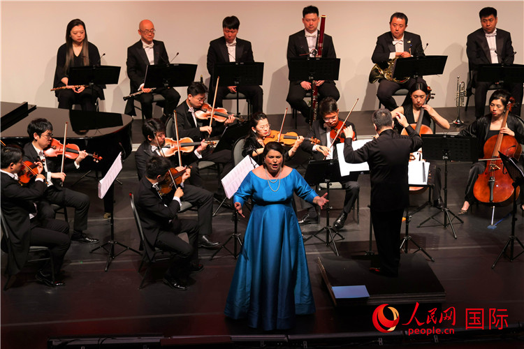 6月24日在里约热内卢举行的《中巴友谊咏叹调》音乐会现场,巴西女高音歌唱家玛丽利娅·瓦加斯用中文演唱《葬花吟》。人民网记者 时元皓摄