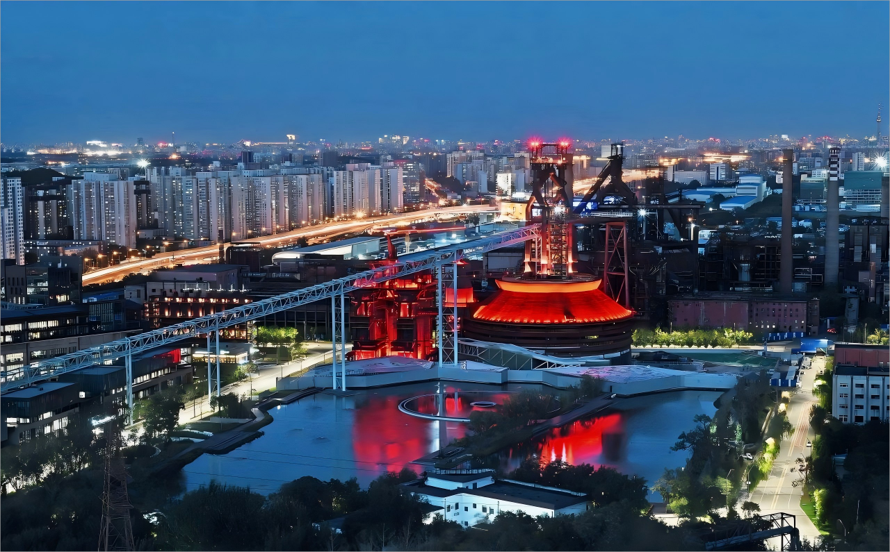 首钢园冷却塔夜景。图片来源:服贸会网站