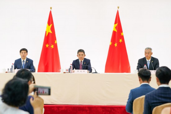 当地时间9月15日，中美经贸会谈中方新闻发布会在西班牙马德里举行。中国商务部国际贸易谈判代表兼副部长李成钢、国家互联网信息办公室副主任王京涛出席发布会。商务部新闻发言人何亚东主持发布会。新华社记者 彭子洋 摄