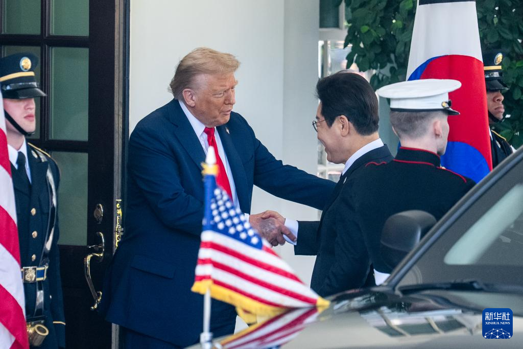 8月25日，美国总统特朗普（左二）在华盛顿白宫欢迎韩国总统李在明（左三）。新华社记者 胡友松 摄