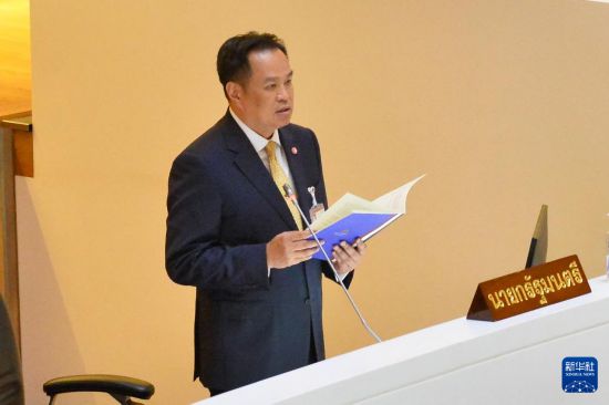 9月29日,在泰国首都曼谷,泰国总理阿努廷在出席国会会议时宣读施政方针。新华社发(拉亨摄)