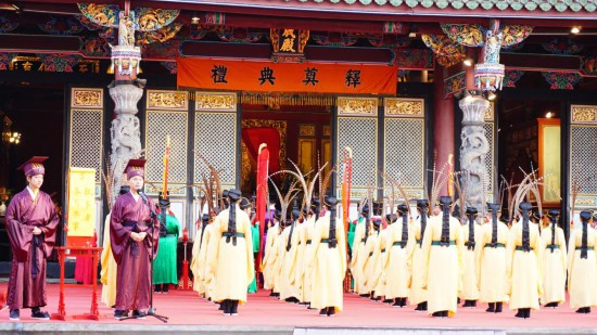  9月28日，孔子诞辰纪念日，一年一度的纪念孔子诞辰释奠典礼在台北孔庙隆重举行。新华社记者 周文其 摄