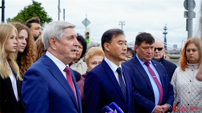 9月3日中午12时,俄罗斯国家杜马第一副主席梅利尼科夫在俄国防部大楼正门处为亚历山大·米哈伊洛维奇·华西列夫斯基元帅的纪念碑敬献鲜花并讲话。实习生 谢六点摄