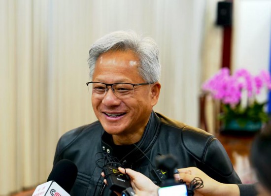  7月15日，美国英伟达公司创始人兼首席执行官黄仁勋在中国贸促会接受记者采访。新华社记者赵博 摄