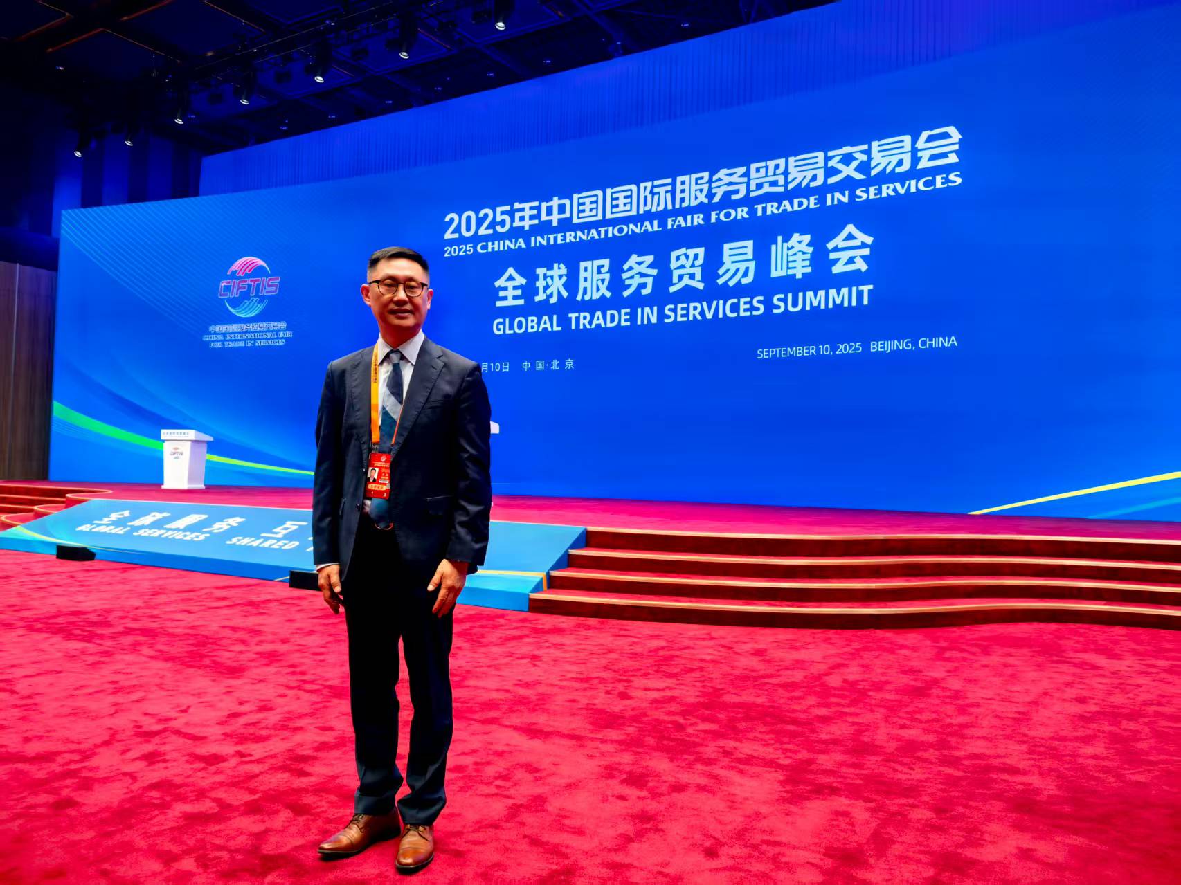 德勤中国政府与公共政策副主管合伙人李鹏在2025年服贸会现场。(受访者供图)
