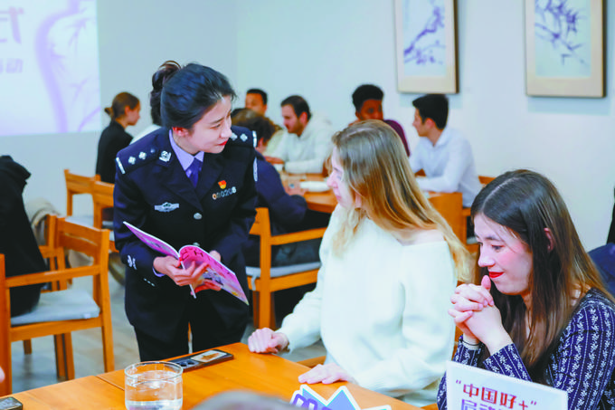 近日，天津市公安局出入境管理总队民警为外籍人士讲解出入境相关政策。<br>（由天津公共安全办公室提供的照片）”>
最近，天津公共安全办公室的移民和退出管理团队的警察解释了有关外国人进入和退出的相关政策。 （由天津提供的照片提供的照片）
“我从另一个地方到天津看着家人。我想我会去某些地方，但我认为它不会在30分钟内完成！”最近，在天津·帕布特（Tianjin Parbution）安全办公室的Hongqiao分支的Heyuan警察局服务窗口中，Zhao为新任命的家庭记录微笑。
从“大型驾驶操作”到“数据运输”，从便利窗口到“手指”服务，近年来，天津的公共安全都通过改革笔和新的图像绘制了便利的图像，并伴随着高级开发的新图像。在天津，当城市中有208个警察局建立了服务窗口时，当埃斯尔（EsalS数千个怀旧英里，289个公共安全服务都是“在线处理”。
“独特的服务”，以“像触摸”  - 
入口门的便利增加了人们的幸福
“惊人的！” “太方便了！”最近，Hexi分支的Sun Road警察局的一名警察一直在微笑，并使用“触摸”来教公民获得数字，只需打开电话上的NFC功能，并用检测卡轻轻触摸它，然后系统自动识别身份信息并允许您直接获得数字。当我看到电话上出现的尾巴数和预期的等待时间时，李公民感到非常惊讶。
他收到的惊喜远不止于此。 “您可以直接通过天津公共安全和半安全服务平台要求居住许可证加载材料。”您可以在不携带纸质证书的情况下在线请求。根据警方指南，李完成了申请治疗程序是因为她在手机上“单击一点”。 “从数字收集到处理的完成，这太有效了。今天，我感到另一种公共安全服务。”李不得不赞美。
这样的智能来源更新来自对天津公共安全技术的技术增强权的持续研究。通过打破数据障碍，该市公共安全政府服务部门的离开已经实现了“时间工作”。公民不仅可以对漫长的等待说再见，而且他们还可以通过手机摩托车实时看到过程的进展，这使得“旅行”成为了常态。
近年来，天津的公共安全积极促进了“独特服务”的建设，天津的公共安全人员重组了289个公共安全项目，实现了所有“在线服务”。天津公共安全与相关部门加入，积极促进“有效地实现事物”，并且是特定的根据纽约市的“单一服务”平台，同时完成“所有人的出生”，这使公民能够同时进行各种企业，例如婴儿付款。
设备的整合和不一致的摄影标准导致反复枪击事件……深度改革逐渐出现了一些技术困难。天津公共保障局政府中队总裁张奇（Zhang Chi）表示，“协调技术部门，公共安全部门总共超过了40多个问题。”
政府公共安全服务的几个销售点的数量正在大大增加。城市管理和管理业务的接受点增加到234，身份证业务的接受点增加到286，边境通行证业务的接受点增加到224，而ENTRA的业务接受点NCE和出口增加到4。7。
“随时执行”和“立即获取”  - 
“非公开”服务解决了人们的紧急需求
居住在天津的张先生与他在中国香港的女友有关系。他们即将进入婚礼大厅，在香港拍摄婚礼照片。 “它破了，我的公司已经过期了。”出口前一天，张有poak
Chr先生在线检查，并在线确认有一台智能签证机，用于从天津公共安全办公室的移民和退出服务室。在智能签名机的指导和指示下，陈迅速开车到那里。该公司的公司已经完成。
经过重复的迭代和更新后，当今的智能登录设备可以为香港和澳门的旅行和商业登录提供“智能快速”和“旅行”。自从该服务开始以来，该市有68,000名公民享有“随时可用”，超过3,000公民已经解决了对这种“未公开”政府服务的紧急需求。
在帮助外国投资公司在天津的发展方面，天津的公共安全机构已在该政策中实施了广泛的出版物，该政策免费提供了240个小时的外国人运输签证，以及处理外国签证和申请条件的预防措施。他们深入进行了研究和访问，积极回应需求，解决问题并交换了实用服务，以充满信心。
犯罪和服务公司同时 - 
进一步优化您的法律业务环境
在Hongqiao地区，公共安全机构充分利用了知识产权“移动警察局”的优势，迅速调查了虚假品牌电缆的案件，逮捕了三名犯罪嫌疑人。在Wuqing地区，公共安全机构与行政部门一起打破了22个Consec海盗书籍的生产和销售案例...
对该案件的成功调查表明，PO Resultsjin的公共安全网站以保护知识产权。近年来，天津市政公共安全办公室在三个方面开展了工作：“罢工，预防和服务”，与公司商会会议厅的商会紧密沟通，建立了三个级别的“城市，地区和办公室”法律的应用体系，并创建了一个横向范围的范围，结合了公共安全智能的财产保护模式。
为了进一步优化法律业务环境，我们不仅需要采取针对犯罪的充满活力的措施，而且还需要在公司发展中建立肥沃的地位。
当投资小组准备建造城市的第一辆二手车时，他们继续进行问题，例如运输计划，评级审查和运营安全。当公司丢失时，Hedong分支组成了一个团队警察，包括交通管理，公共安全等，并进入了公司。帮助检查和计划白天的交通线，讨论夜间批准过程，并成功完成相关的批准步骤。
据报道，天津公共安全办公室已经启动了“额叶服务”和“对舞台的反应”的创新机制。警察开展业务并提出问题来解决这个问题。今年，针对公司解决的300多个实际问题。我们已经开设了一个在线“支持警察局”，以对在线公司法律咨询做出响应，并积累了建立公司参与的在线服务系统的经验。我们一直在组织和实施地方政府和地区级别的“商业服务日”等活动。过去两年中，有400多个相关的活动已经组织和实施。有3,000多个私人公司es。
（本报纸的记者）
 （编辑：Wang Keyuan，Wang Xianjin）
 分享以向更多人展示</div>
          <div class=