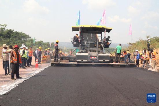  5月31日，在刚果（金）首都金沙萨环线公路项目上，施工人员为道路铺设沥青。 新华社发（中刚基础设施建设股份有限公司供图）