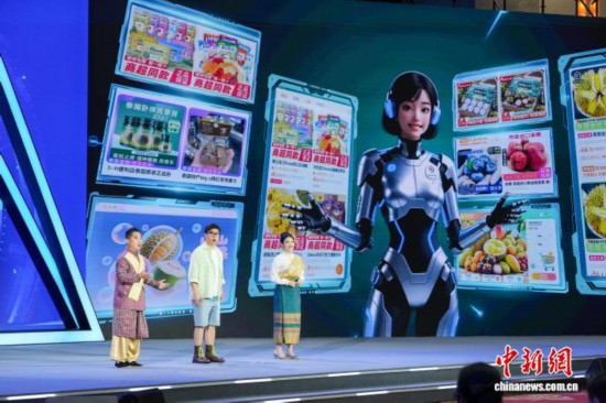 7月19日，AI赋能千行百业超级联赛在广西南宁启动。赛事聚焦AI+汽车、境外人才、跨境电商等17个领域设置赛道，重点关注人工智能技术在细分场景中的深度落地。图为“场景突围”应用创新赛发布现场，中国、泰国、越南三国“电商主播”与AI“广西表妹商务君”对话。 中新社记者 陈冠言 摄