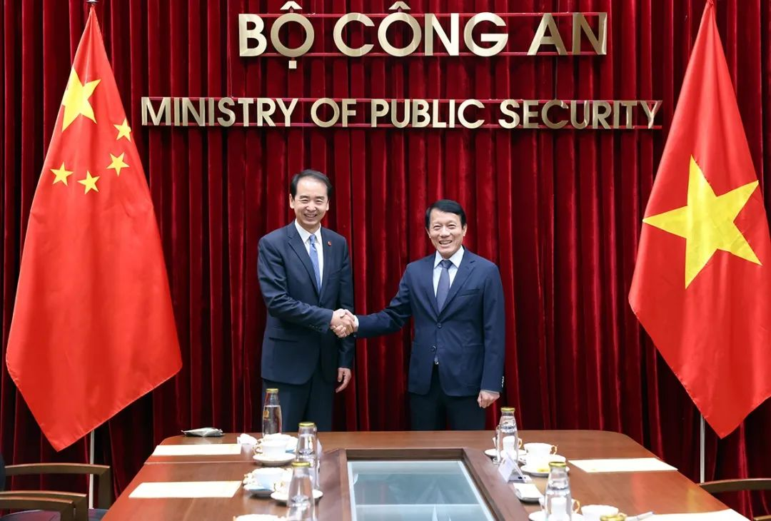 何炜大使(左)和梁三光合影。中国驻越南大使馆供图