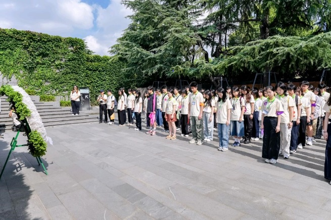 图为交流营全体师生在纪念馆广场举行肃穆的祭奠仪式。(主办方供图)