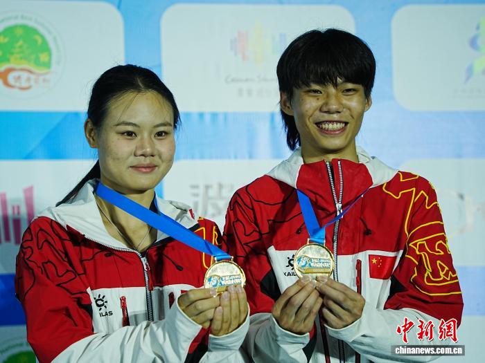 9月13日，中国选手储守宏和蒙世雪在赛后合影。中新社记者 周燕玲 摄