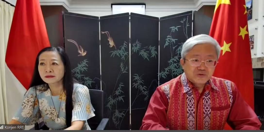 中国驻登巴萨总领事张志昇（右）致辞。巴陵康孔子学院供图