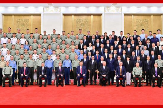 习近平率中央代表团抵达乌鲁木齐出席新疆维吾尔自治区成立70周年庆祝活动
