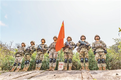 南部战区陆军某边防连官兵抵达42号界碑。许 琪摄