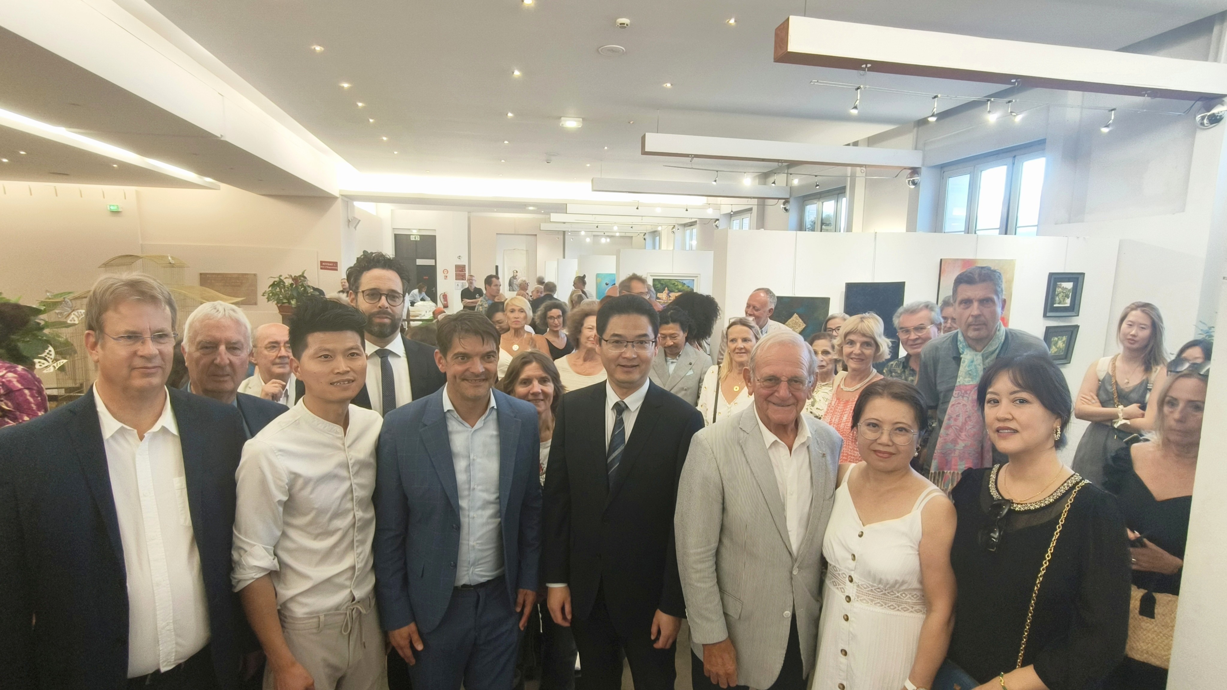 “和平与未来”中法艺术联展开幕式嘉宾合影。中国驻马赛总领事馆供图