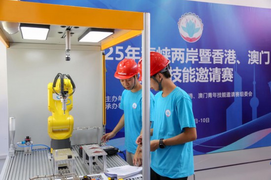 7月8日在上海第二工业大学拍摄的海峡两岸暨香港、澳门青年技能邀请赛现场。新华社发(陈潇雨摄)