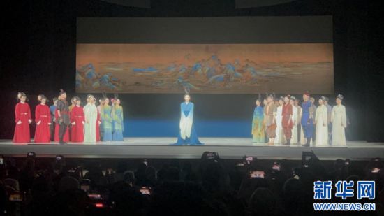 8月1日晚,经典舞蹈诗剧《只此青绿》的演艺人员在好莱坞杜比剧院表演结束后谢幕。曾慧摄