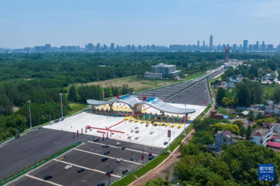 （2025年7月1日，芜湖龙湾长江隧道正式通车 图片来源：新华社）