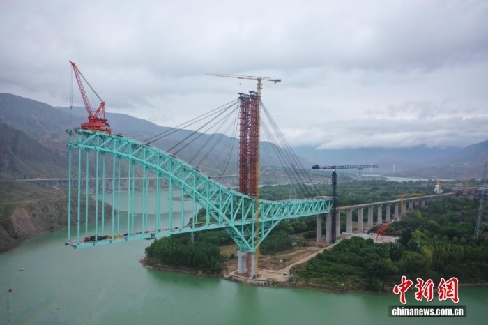 8月22日3时许，川青铁路青海段尖扎黄河特大桥发生施工绳索断裂事故。截至当日12时，事故已造成6人遇难，10人失联，救援工作正在开展。图为尖扎黄河特大桥。(无人机照片)张忠苹 摄