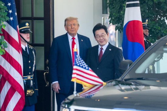 8月25日,美国总统特朗普(左二)在华盛顿白宫欢迎韩国总统李在明(右二)。新华社记者 胡友松 摄