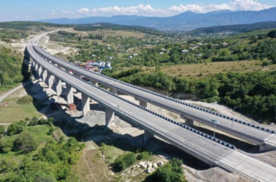图为无人机拍摄的F0标段公路实景。(图片由项目承建方提供)