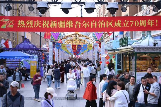 （砥砺奋进七十载 天山南北谱华章）乌鲁木齐和田二街夜市吸引游客