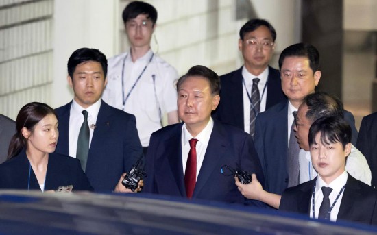 7月9日晚,韩国前总统尹锡悦接受讯问后走出首尔中央地方法院。新华社/纽西斯通讯社