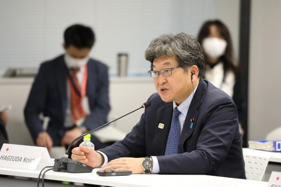 2020年9月24日,时任日本文部科学大臣萩生田光一在会议现场讲话。新华社记者杜潇逸摄