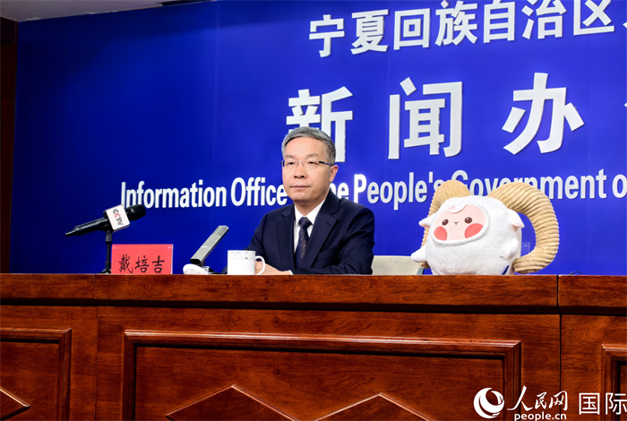 8月31日,宁夏回族自治区召开第七届中国—阿拉伯国家博览会系列新闻发布会(第六场),主要介绍举办情况和有关成果。人民网 钟文兴 摄