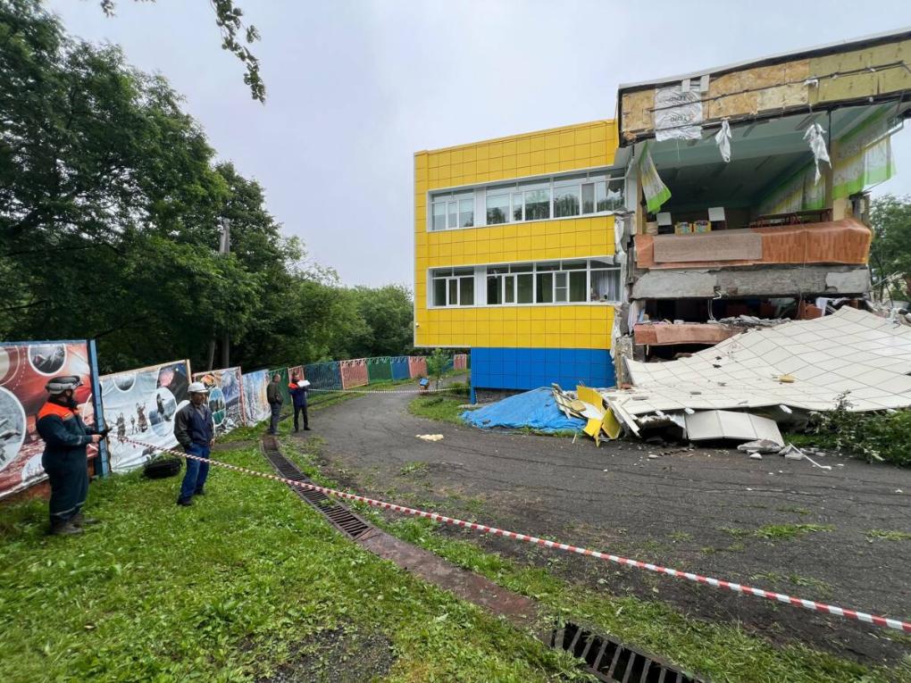 这是7月30日拍摄的俄罗斯堪察加彼得罗巴甫洛夫斯克市在地震中受损的幼儿园。新华社发(俄罗斯勘察加边疆区政府供图)