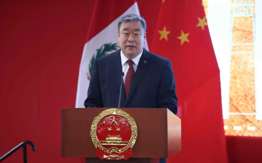 图为中国驻秘鲁大使宋扬在招待会上致辞。 中国驻秘鲁大使馆供图