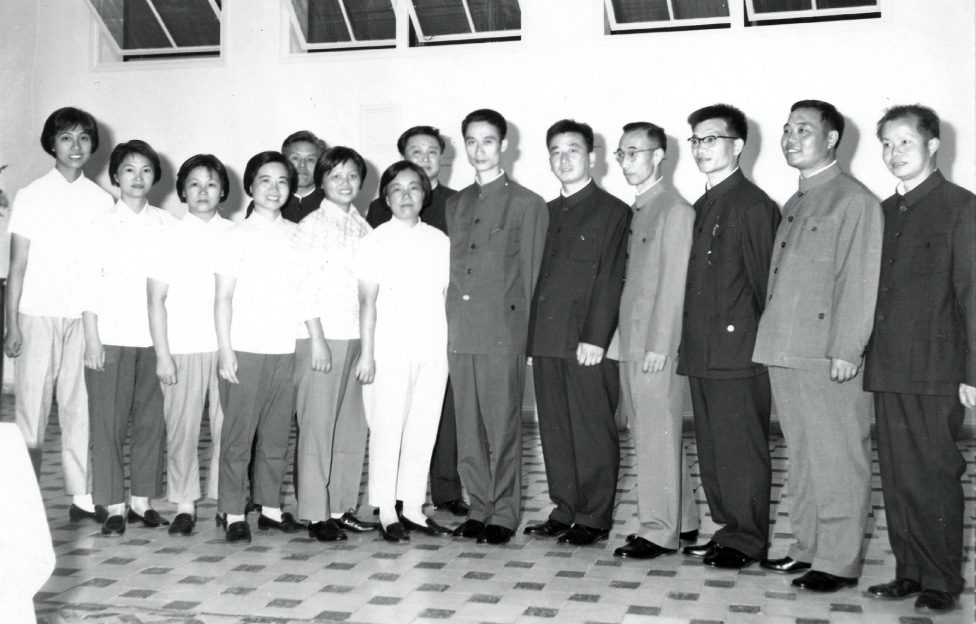1975年，首批援摩洛哥中国医疗队队员合影。上海市卫健委供图
