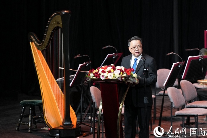 中国驻菲律宾大使黄溪连在音乐会开幕式上发表致辞。人民网记者 樊帆摄