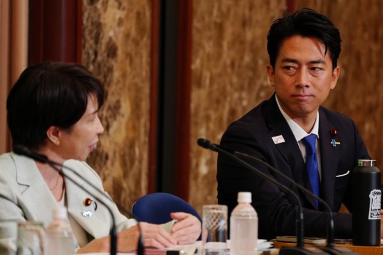  9月24日，在日本东京，日本自民党总裁选举候选人小泉进次郎（右）和高市早苗在辩论会上。新华社记者贾浩成摄