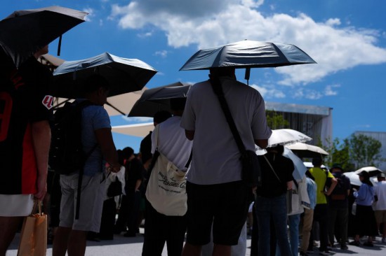  7月10日，游客在日本大阪世博会园区内游览参观。新华社记者贾浩成摄