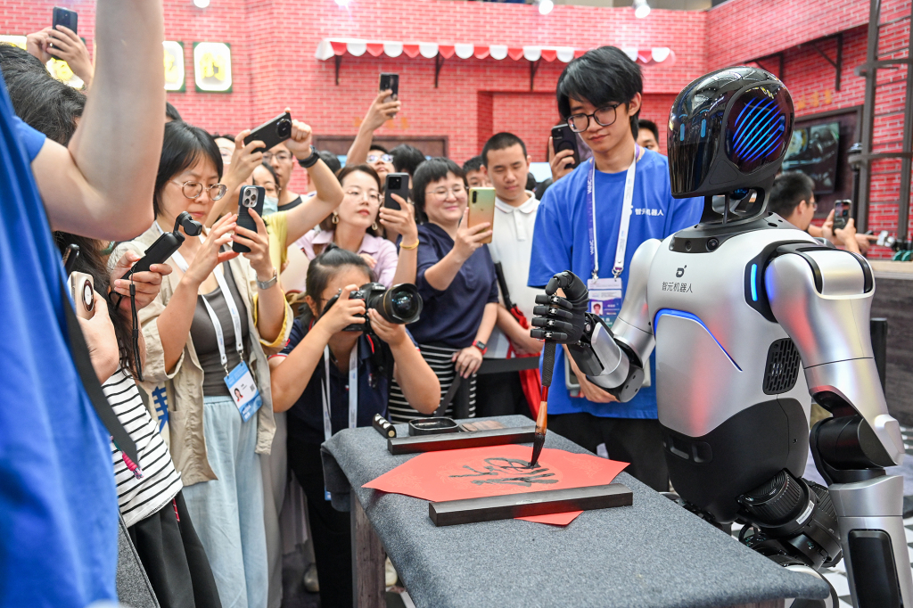 2025年7月26日,上海世博展览馆,机器人写字吸引众多观众。澎湃新闻记者 朱伟辉 图