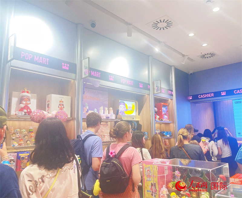 泡泡玛特德国首家门店开业当天，消费者排队结账。人民网记者 刘赫摄