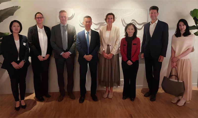 中国驻瑞典大使崔爱民（左四）一行走访瑞典山特维克集团。中国驻瑞典大使馆供图
