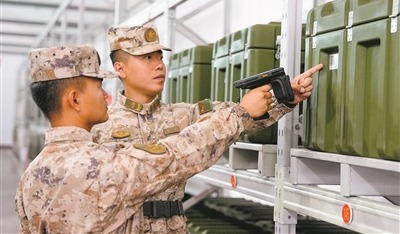 新疆军区某部官兵检查“公物仓”中储存的物资。杨东承摄