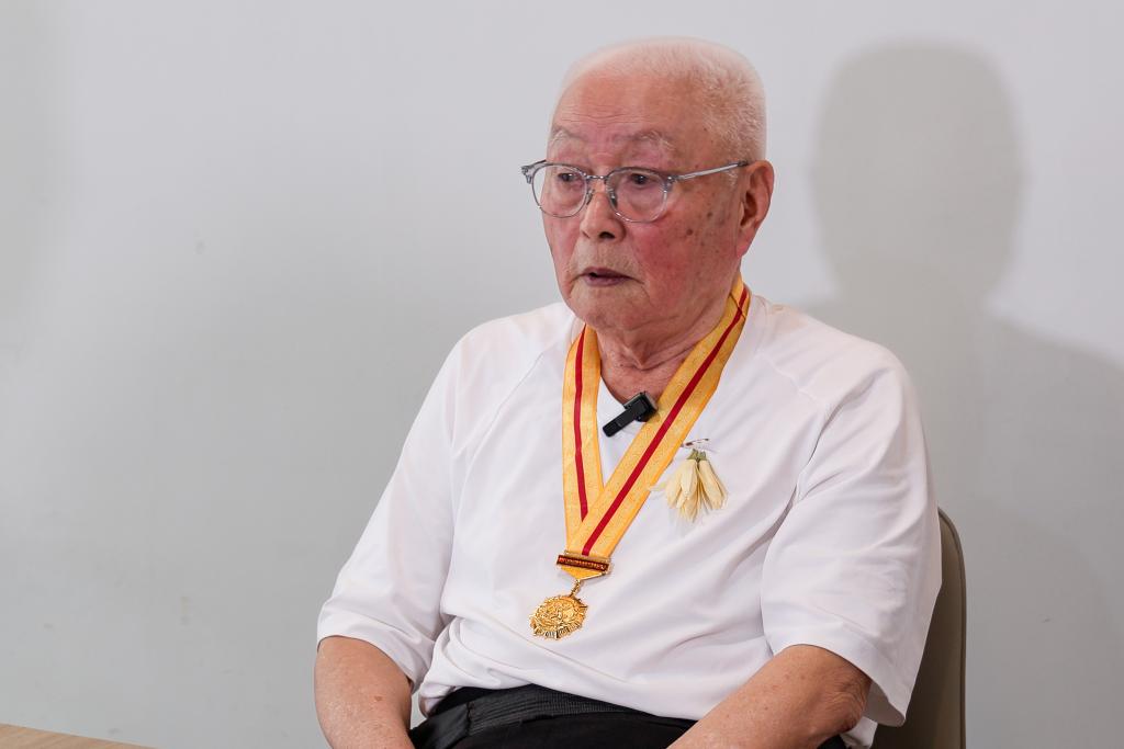 7月4日,101岁的薛树铮向记者讲述抗战时期为美军战机提供地勤服务的经历。 新华社发(陈居伟 摄)