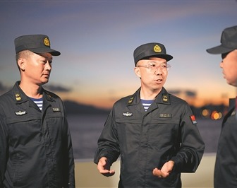 马少利(左二)与战友交流。林庆港 摄