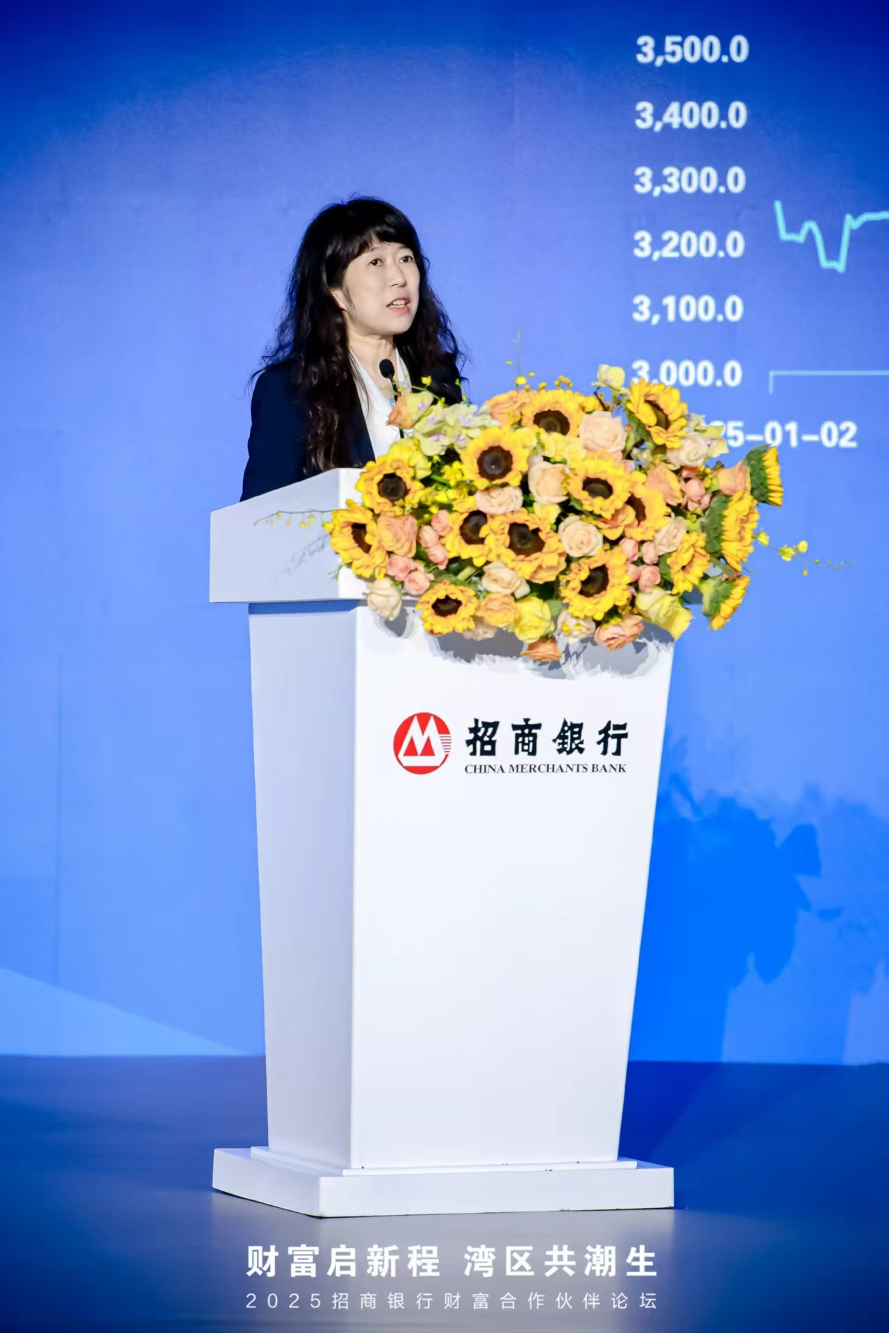 华夏基金总经理李一梅发表主题演讲