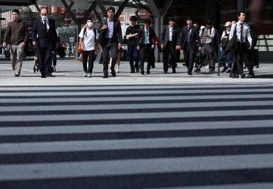 5月15日,在日本东京,行人通过东京站附近的一处人行横道。新华社记者贾浩成摄