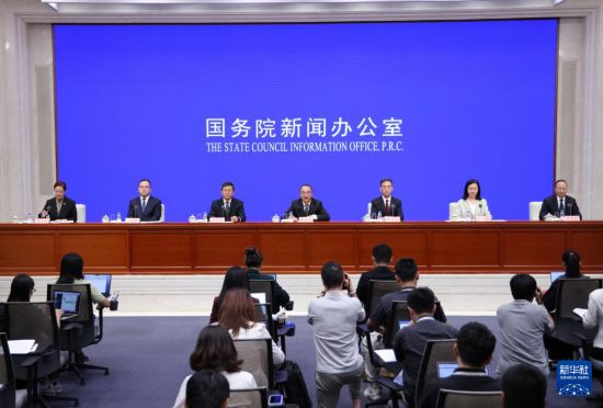 9月16日，国务院新闻办公室在北京举行新闻发布会，中国科学院副院长何宏平、中国联合国教科文组织全国委员会秘书长秦昌威、生态环境部自然生态保护司司长张玉军、农业农村部渔业渔政管理局局长肖放、国家林草局自然保护地管理司司长袁继明、浙江省林业局局长董旭斌介绍科技支撑生态文明建设及第五届世界生物圈保护区大会有关情况，并答记者问。新华社记者 金立旺 摄